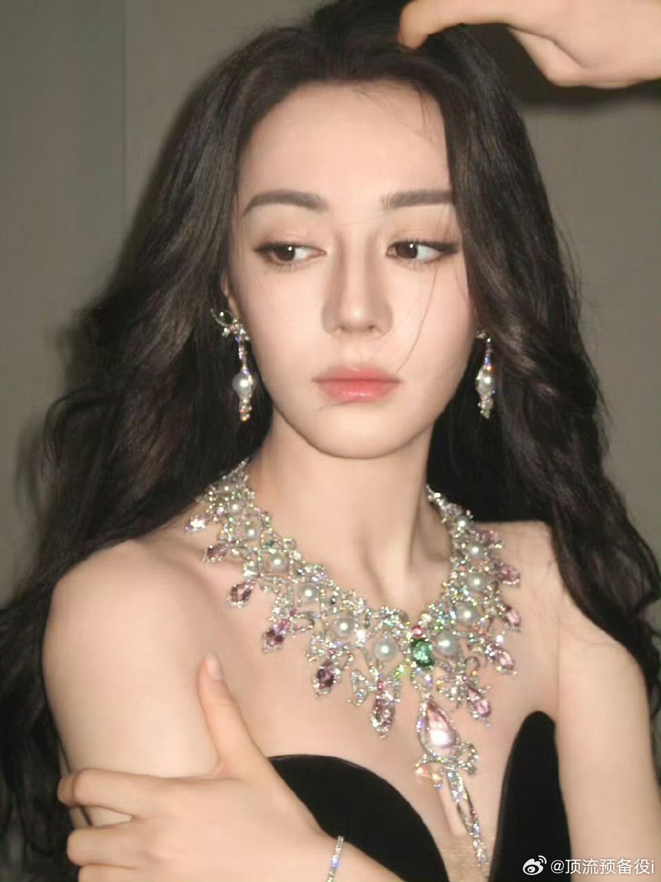 迪丽热巴全维语采访迪丽热巴说维语和英语都好有魅力啊，非常期待迪丽热巴巴黎时装周的