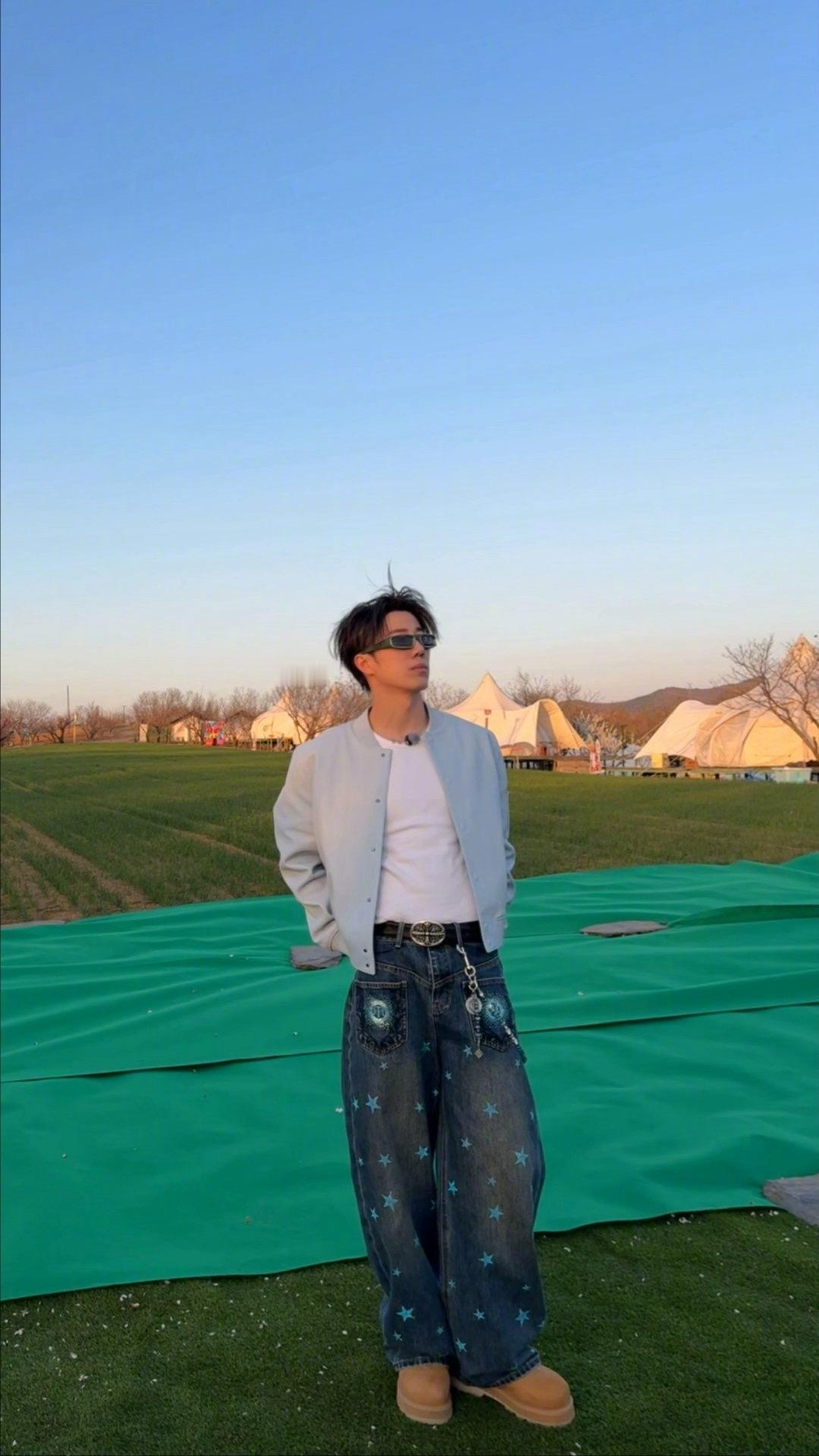 鹭卓钟辰乐看两遍就跳齐了看两遍就跳齐，这已经不是“学得快”了，这是“复制粘贴式舞