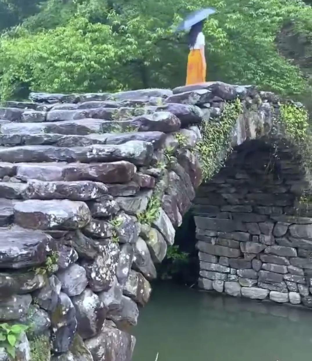 分享你随手拍下的风景漫步古桥细雨蒙蒙，这场景让人仿佛一下子回到古代穿越了，太喜欢