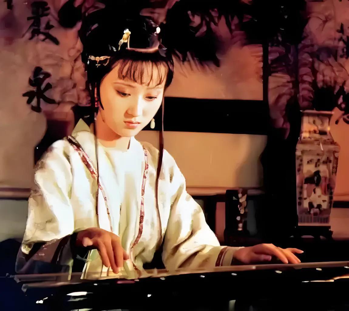 导演，王扶林说，陈晓旭在片场，有一场抚琴的戏，虽然很短，但我们并没有掉以轻心。相