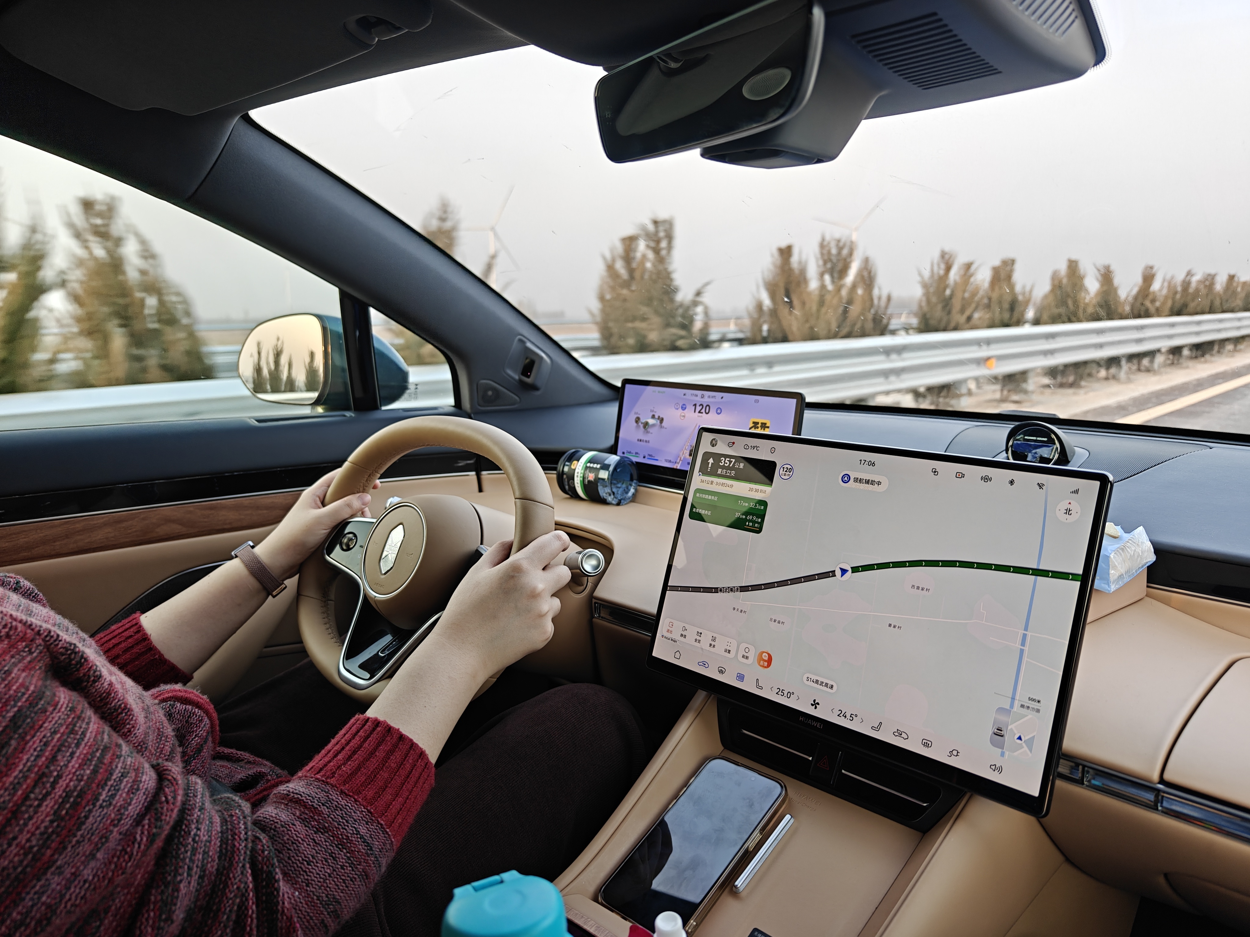 赶路赶路，上丈母娘家过年去。 