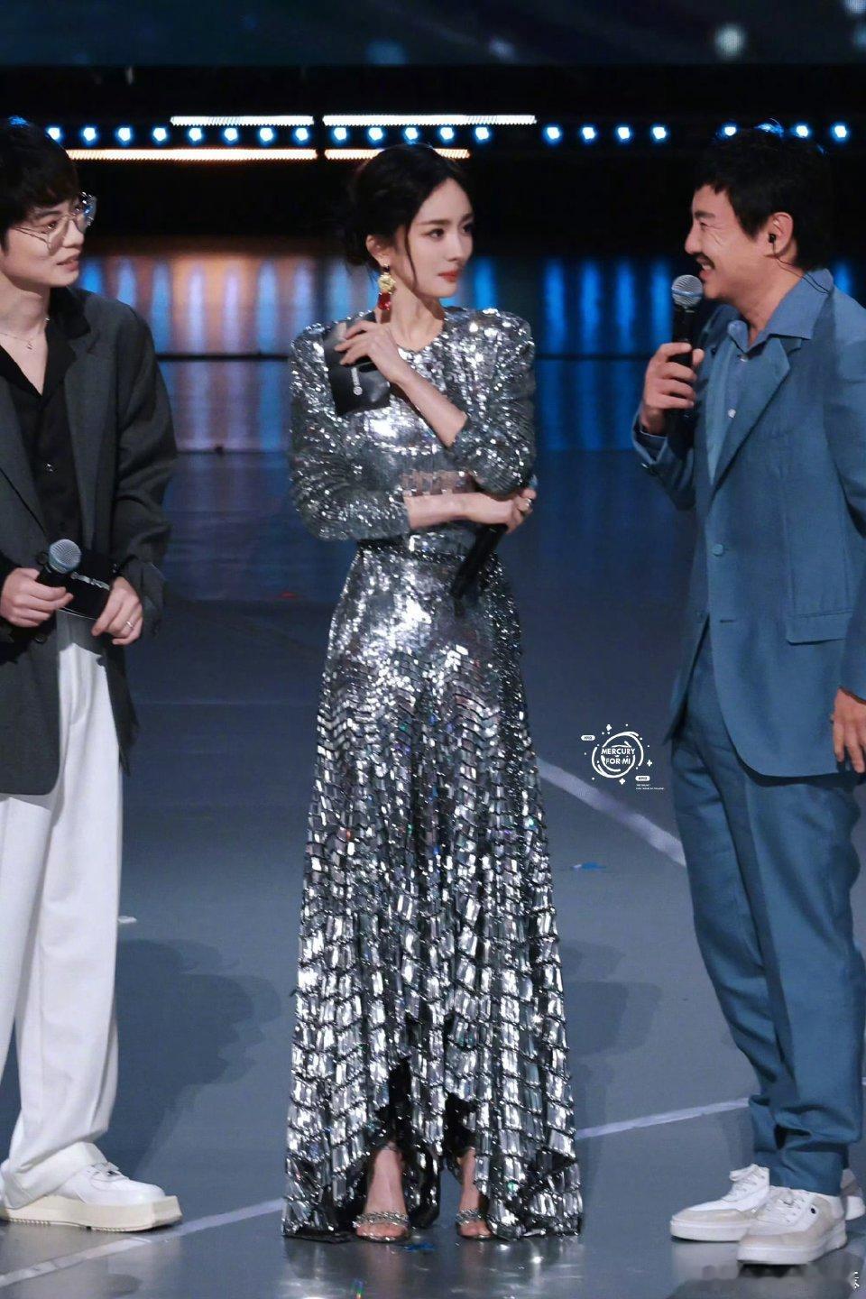 看杨幂沈腾无法保持苹果肌扁平快给沈腾和杨幂递本子吧！我已经等不及想看他们演的电影