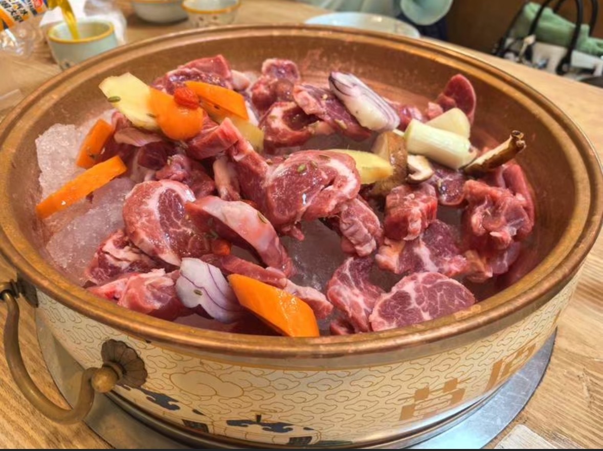 临近年关，约上朋友去外面搓一顿，出门的时候发现街边好多小店都张贴了“春节营业公告