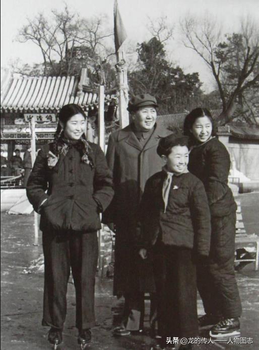 1953年毛主席和李敏、李讷、侄子在溜冰场上