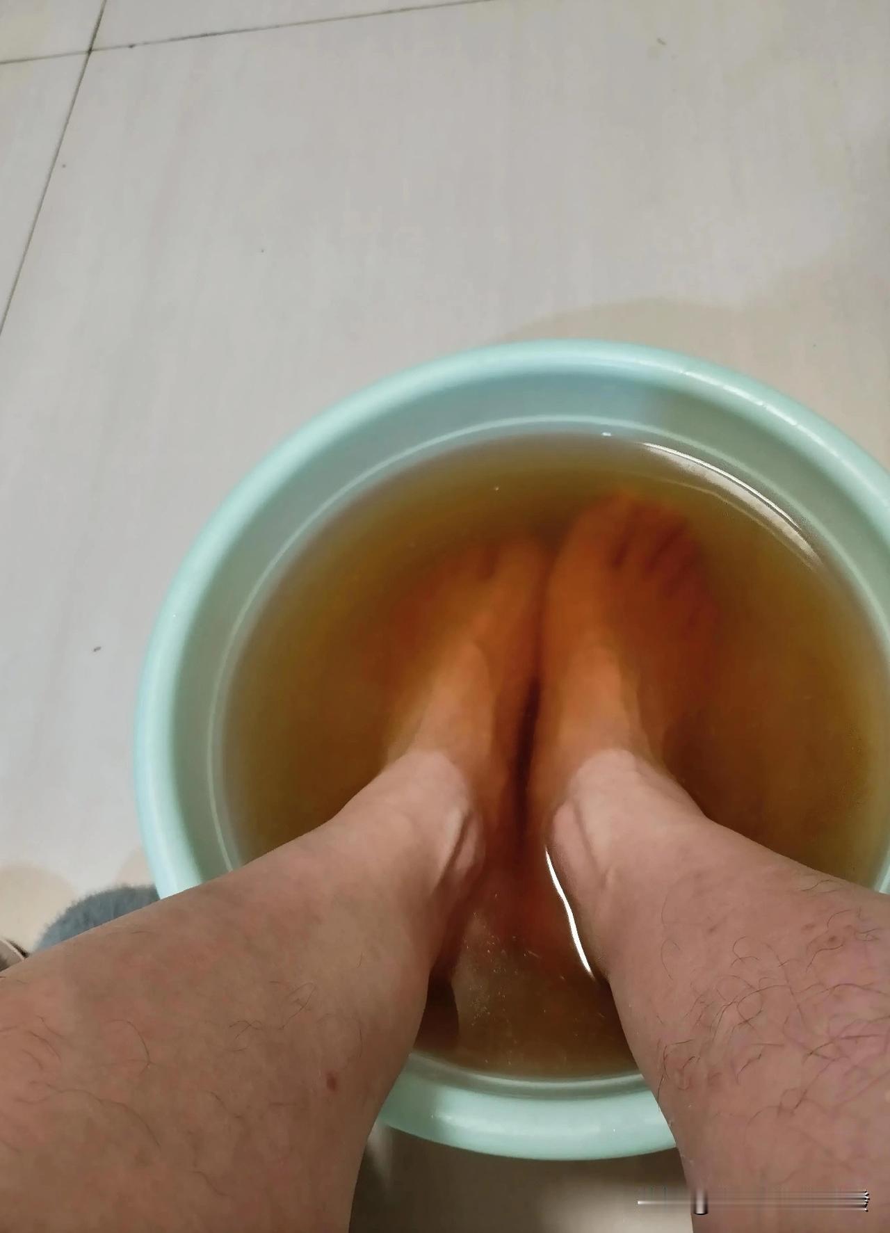 泡泡脚，舒服！55度的热水，不加凉水，就是要那种烫烫的感觉，烫完之后，整个身体都