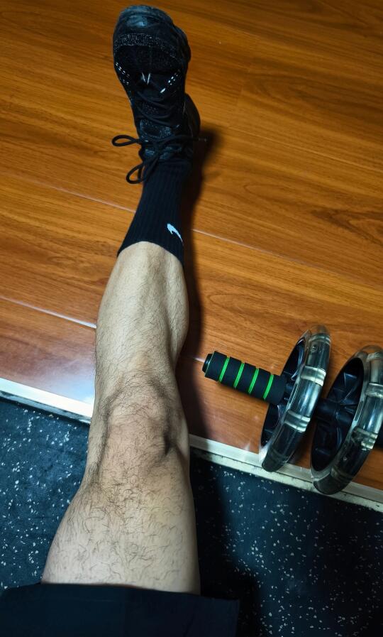 蹲腿日，大小腿一起练。