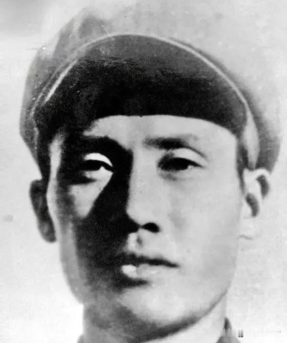 志愿军悍将吴国璋，不顾众将强烈反对，硬将800名美军俘虏关进废矿洞，他眼圈发红撂
