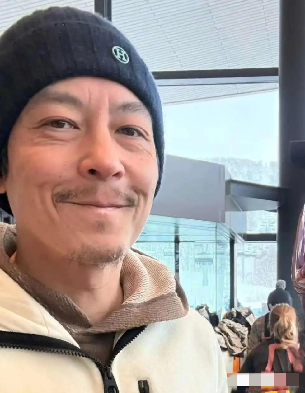 陈冠希近照：额头八字纹清晰，眼角耷拉，眼袋又厚又黑，鼻头丰隆圆大，唇薄眉浓，稀疏