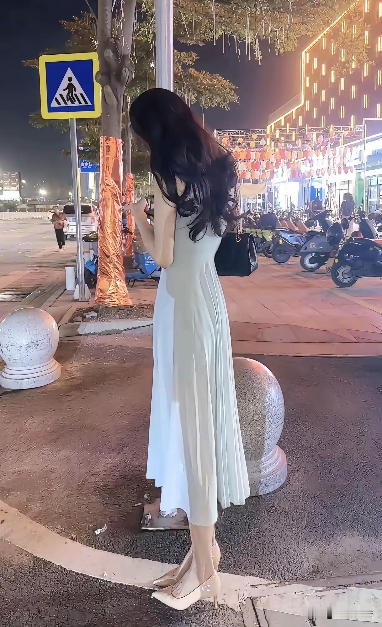 人比人，气死人。
有的女人，婷婷玉立，美艳不可方物；
有的女人，……（所以说，不