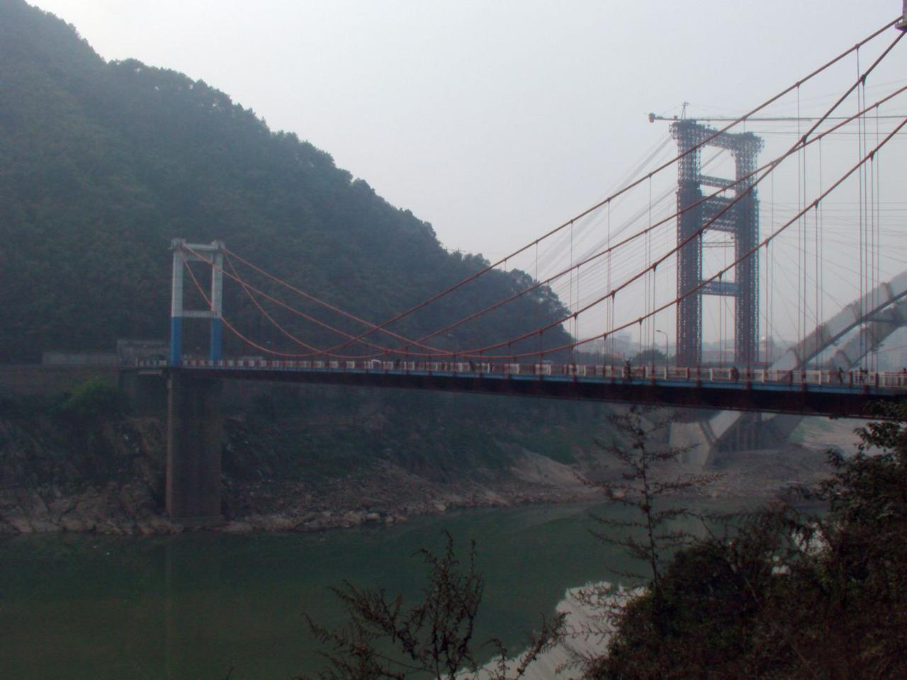 2010年秋季在北碚观音峡拍摄的朝阳公路吊桥，远处是当时还在建设中的朝阳复线桥，