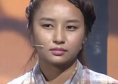 西藏女孩出生仅6个月，父母便离异，将她交给姑姑抚养。2007年，实在无力承担的姑