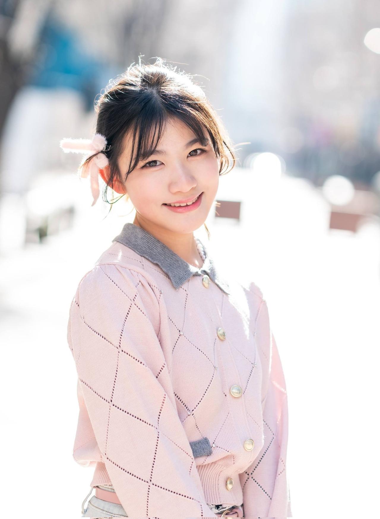 笑颜如花绽，春光满面生。