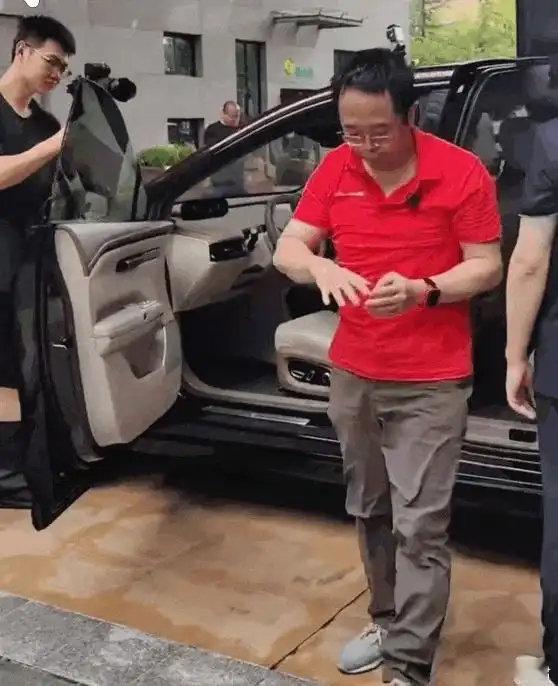 【 周鸿祎被车门夹手成顽固性旧伤 】 周鸿祎手被车门夹后成顽固性旧伤  近日，3