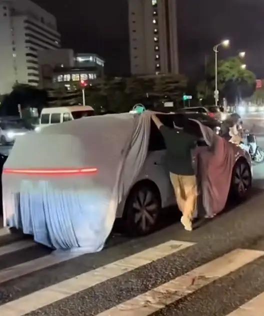 国产新能源汽车出事后扣标盖布这操作，真不知道是哪个“大聪明”想出来的。以前事故现