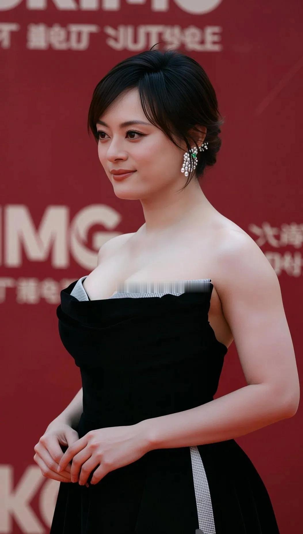 孙俪一身黑色礼服亮相红毯，简约高级，从容温婉，岁月从不败美人👍
孙俪