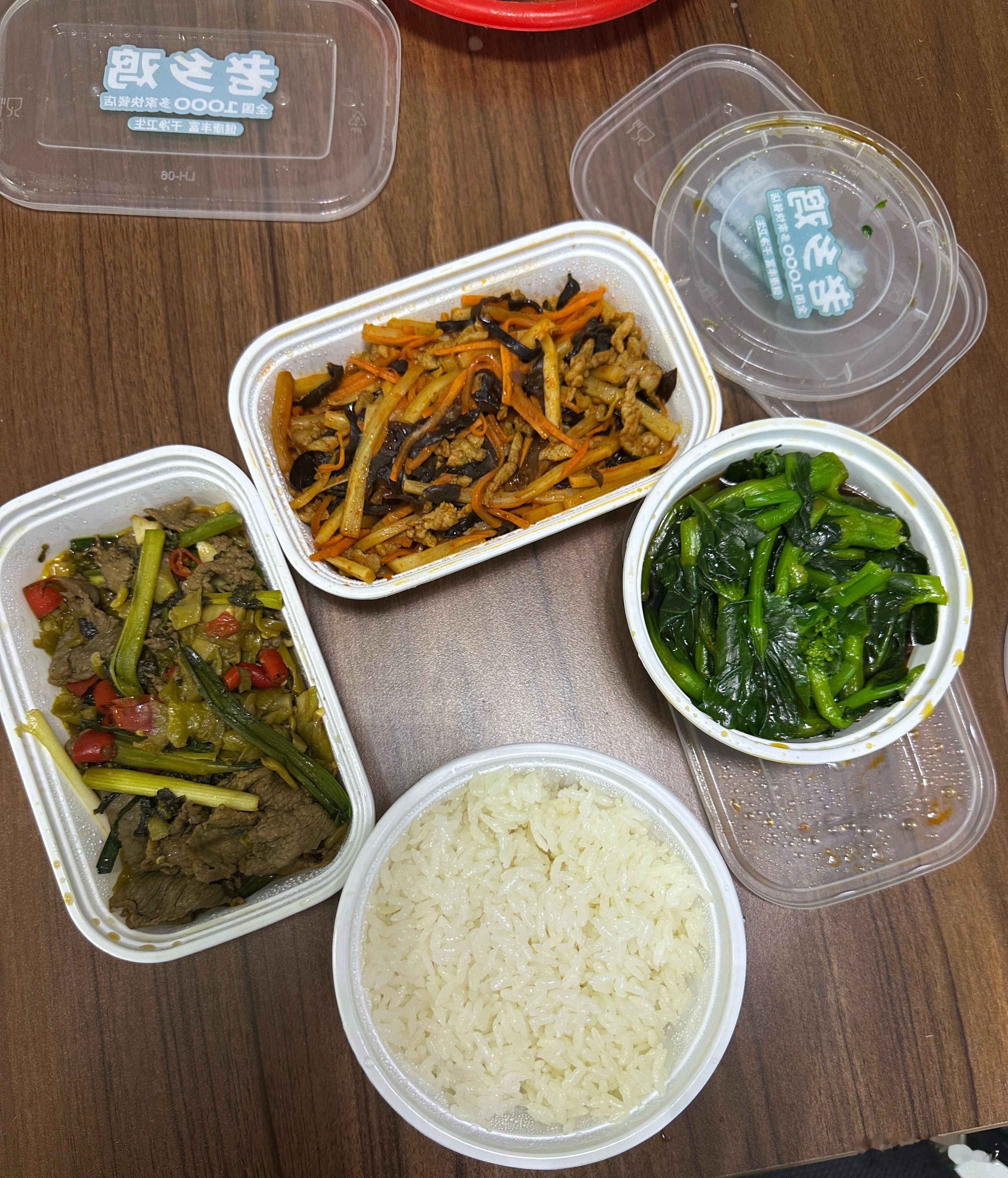 🍀昨晚加班点外卖如果没记错这是我第一次吃📍老乡鸡酸菜牛肉很好吃请问老乡鸡还有