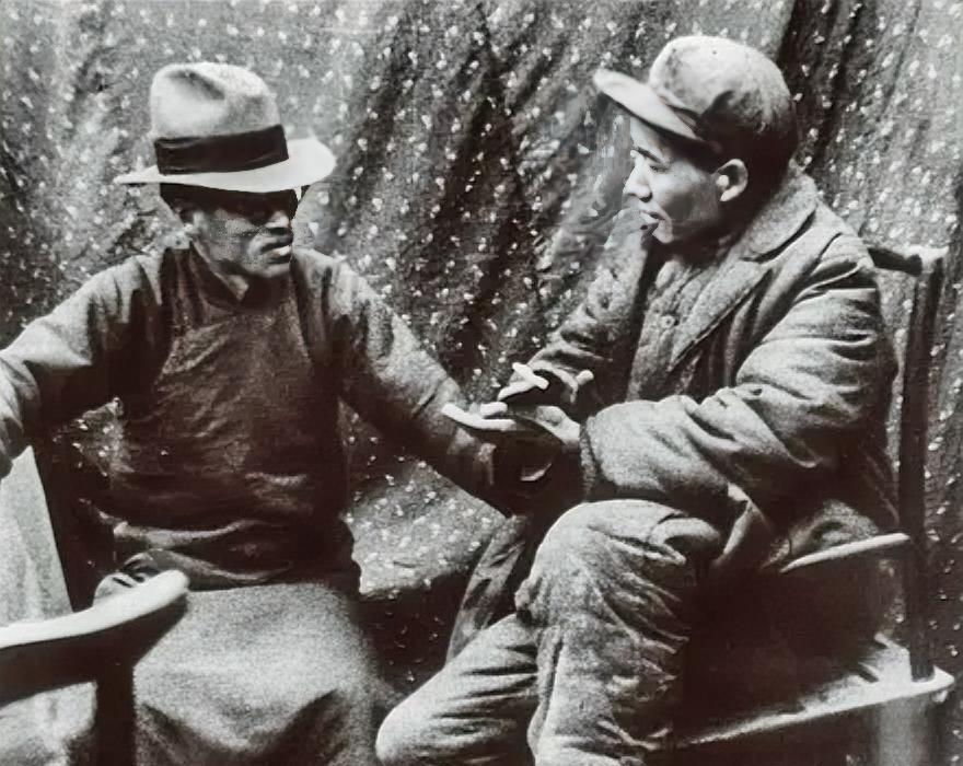 1938年1月，毛泽东在延安会见前来访问的梁漱溟。南京沦陷之后，对抗战前途心生悲