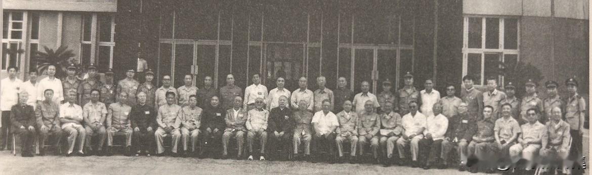 1986年7月7日，辽沈战役纪念馆建馆委员会第一次会议主任、副主任及委员合影：伍