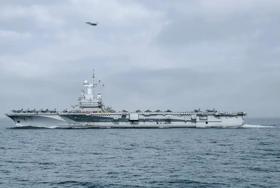 美国不方便投降，法国来代劳了，这活儿它熟！法国海军的“戴高乐”号航母带着一支多国