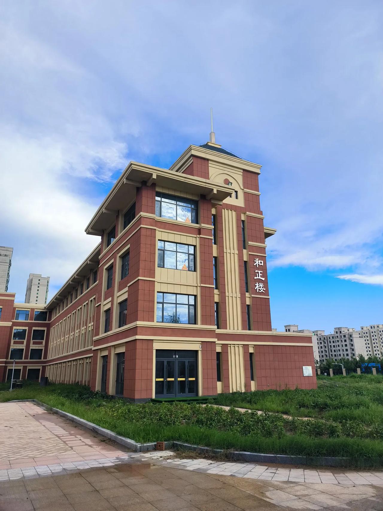 在县城一级有两套住房的家庭并不少见，因此在选择学校方面就有了一些自由。一般家长不