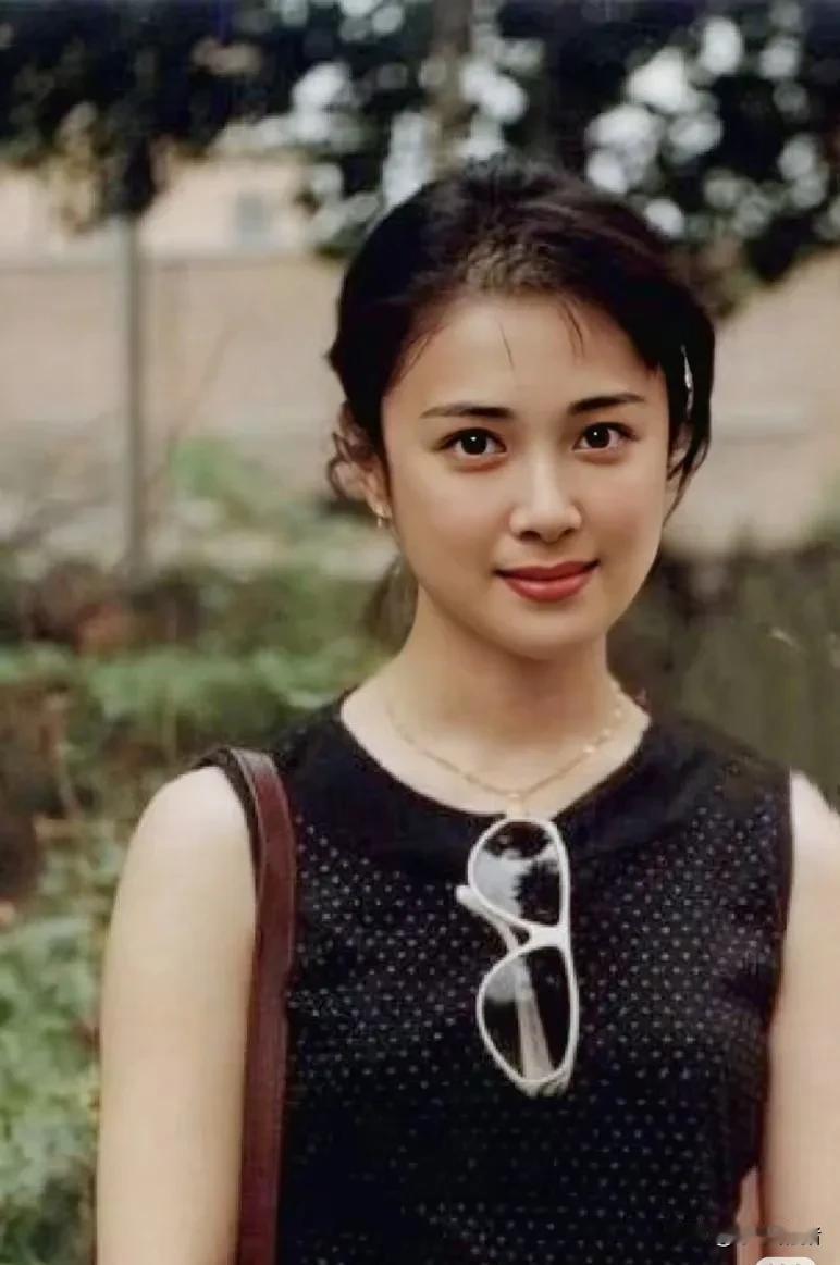 我觉得傅艺伟是内地颜值的天花板，包括现在的女明星也没有超过她的！她是标准的鹅蛋脸