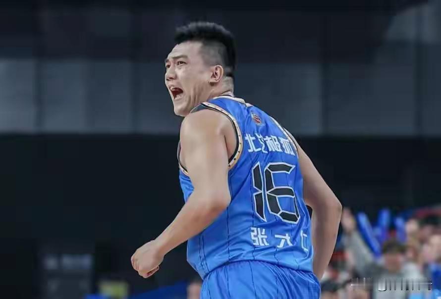 今天晚上就看你了啊！张才仁，北汽男篮的球员，你的标签，或者说是身后的大旗上明晃晃