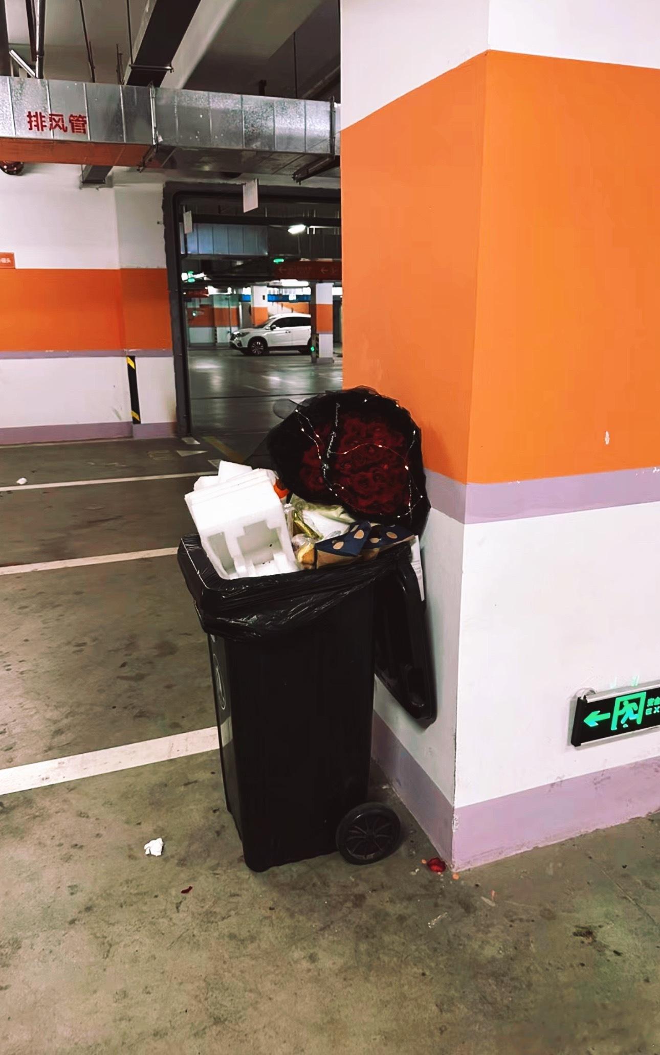 路过，咱小区应该又多了一个伤心的人… ​​​