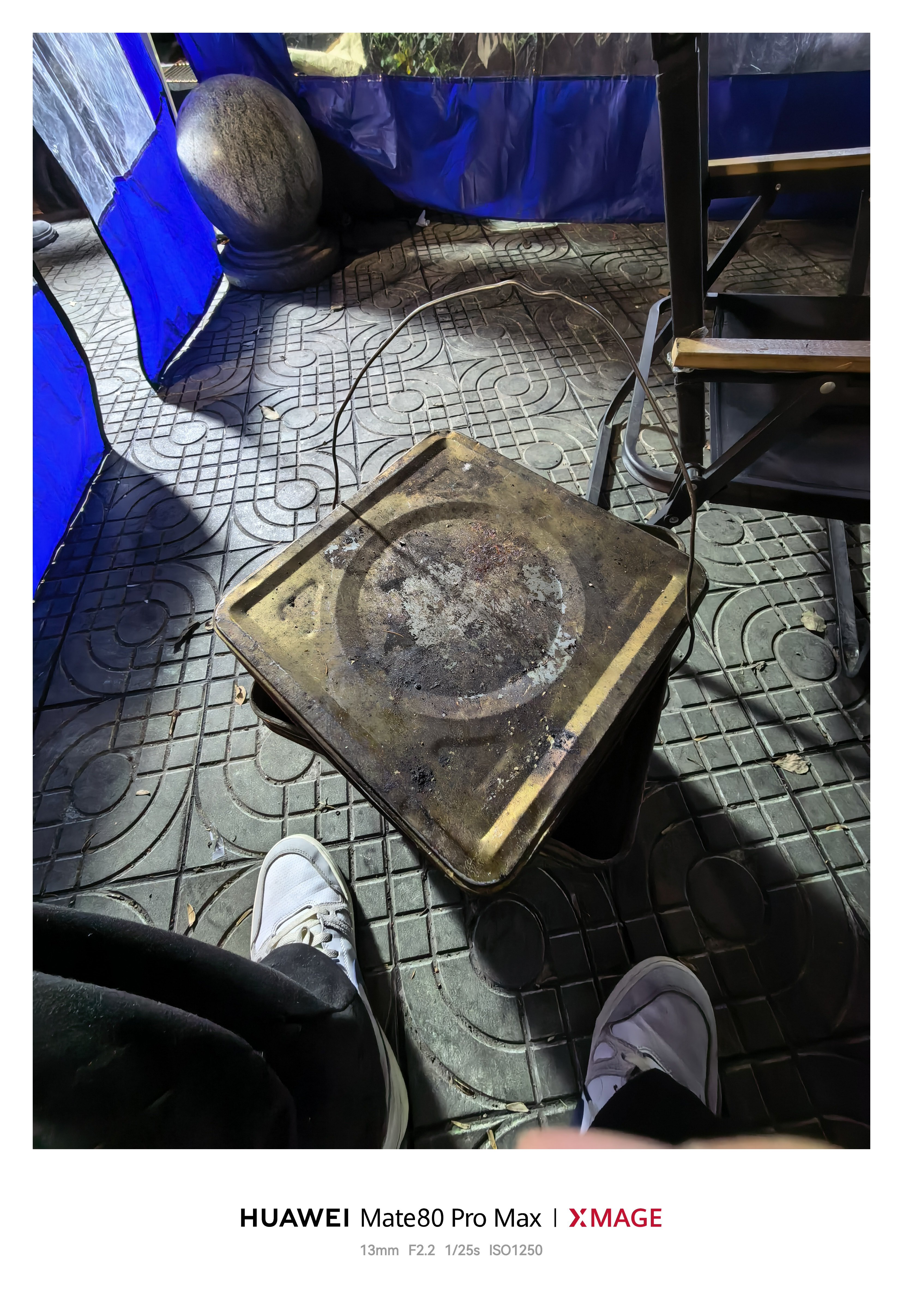 饿了，我和亮嫂俩人豆想吃烧烤，外头冷的不行，烧烤摊支了给帐篷，给了一桶碳火，舒服