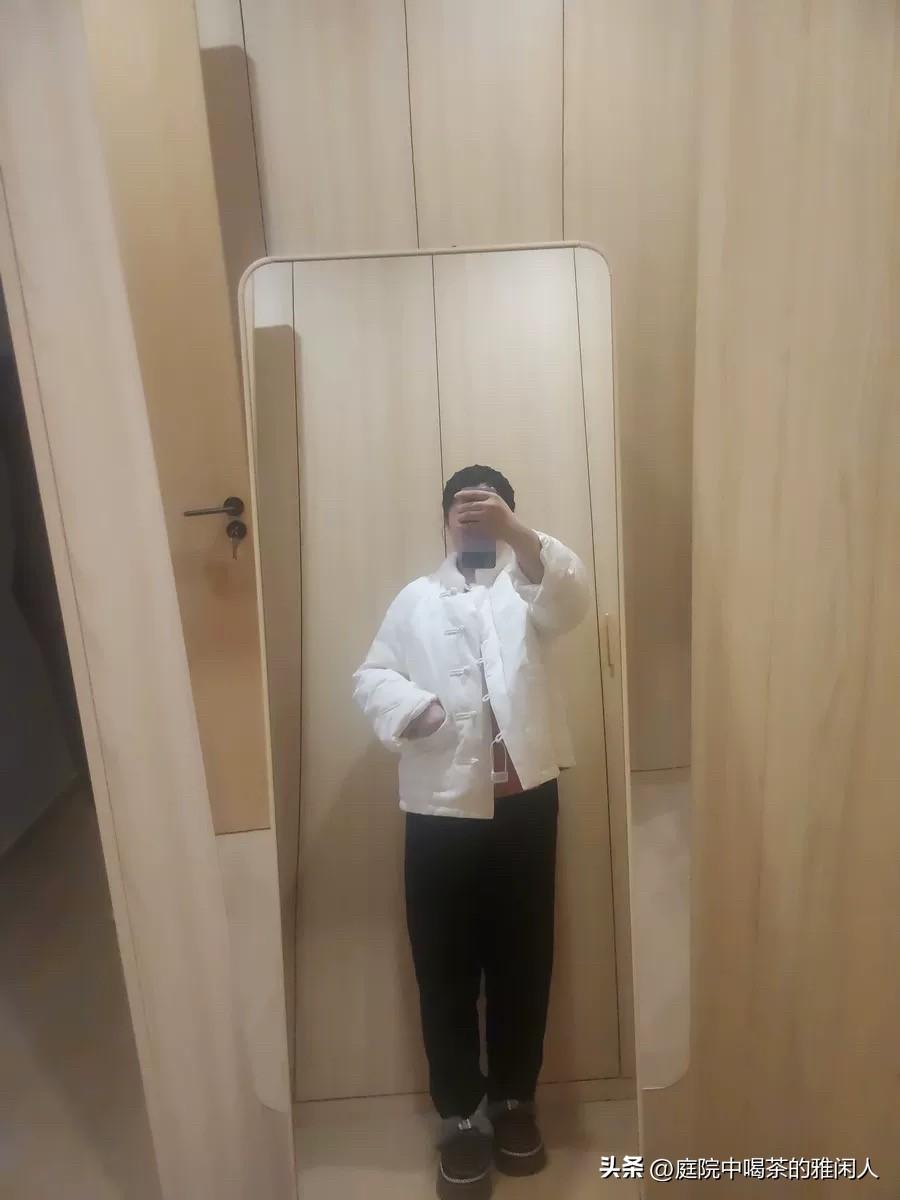 昨天在商场试衣间附近，亲眼看到一幕，心里堵到现在。

一位五十多岁的阿姨，在镜子