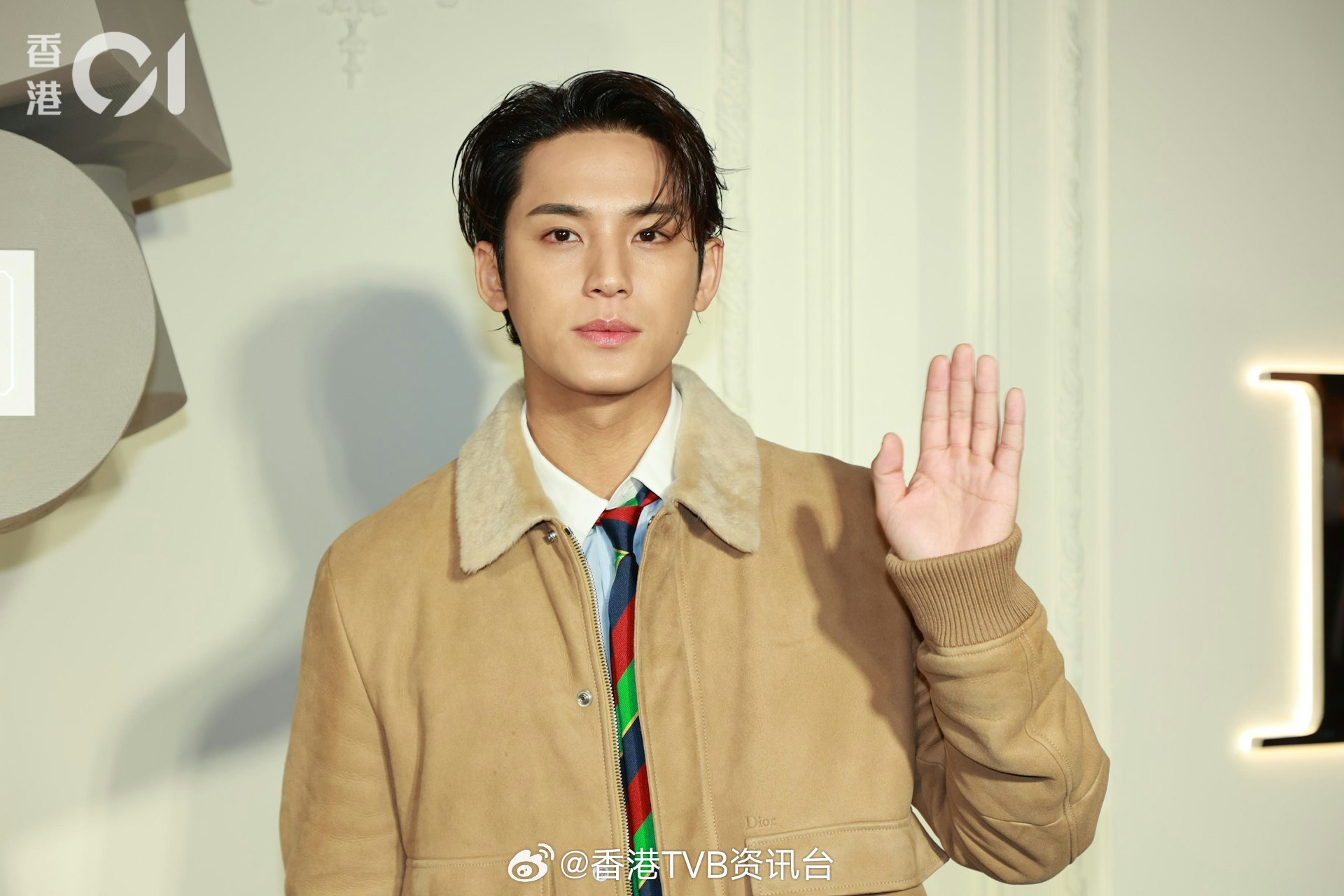 香港01：金珉奎抵港极亲民　逾千粉丝无惧寒风死守维港韩国人气男团Seventee