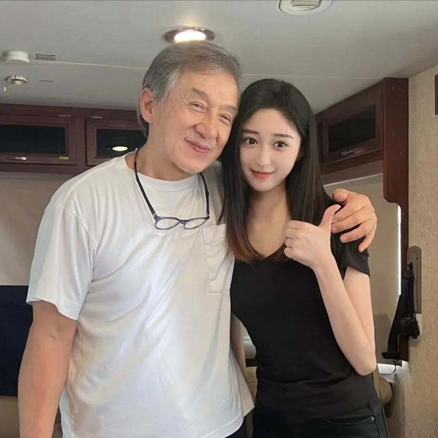 你能想象吗？71岁的成龙大哥，竟被拍到和后辈女星在房车里亲密合照，这画面瞬间勾起