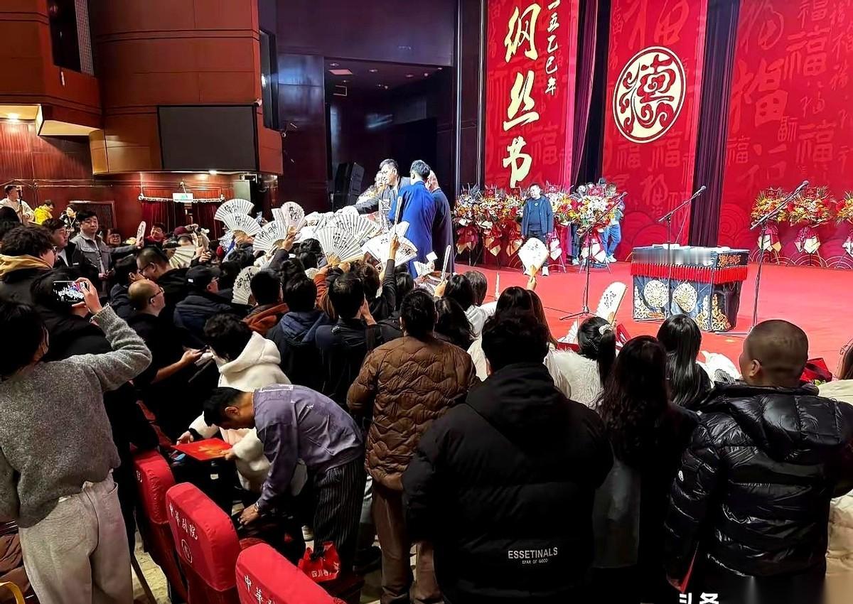 北京这边，票退了，场子空了。
空荡荡的剧场，据说都能听见蚊子嗡嗡叫。
就因为一张