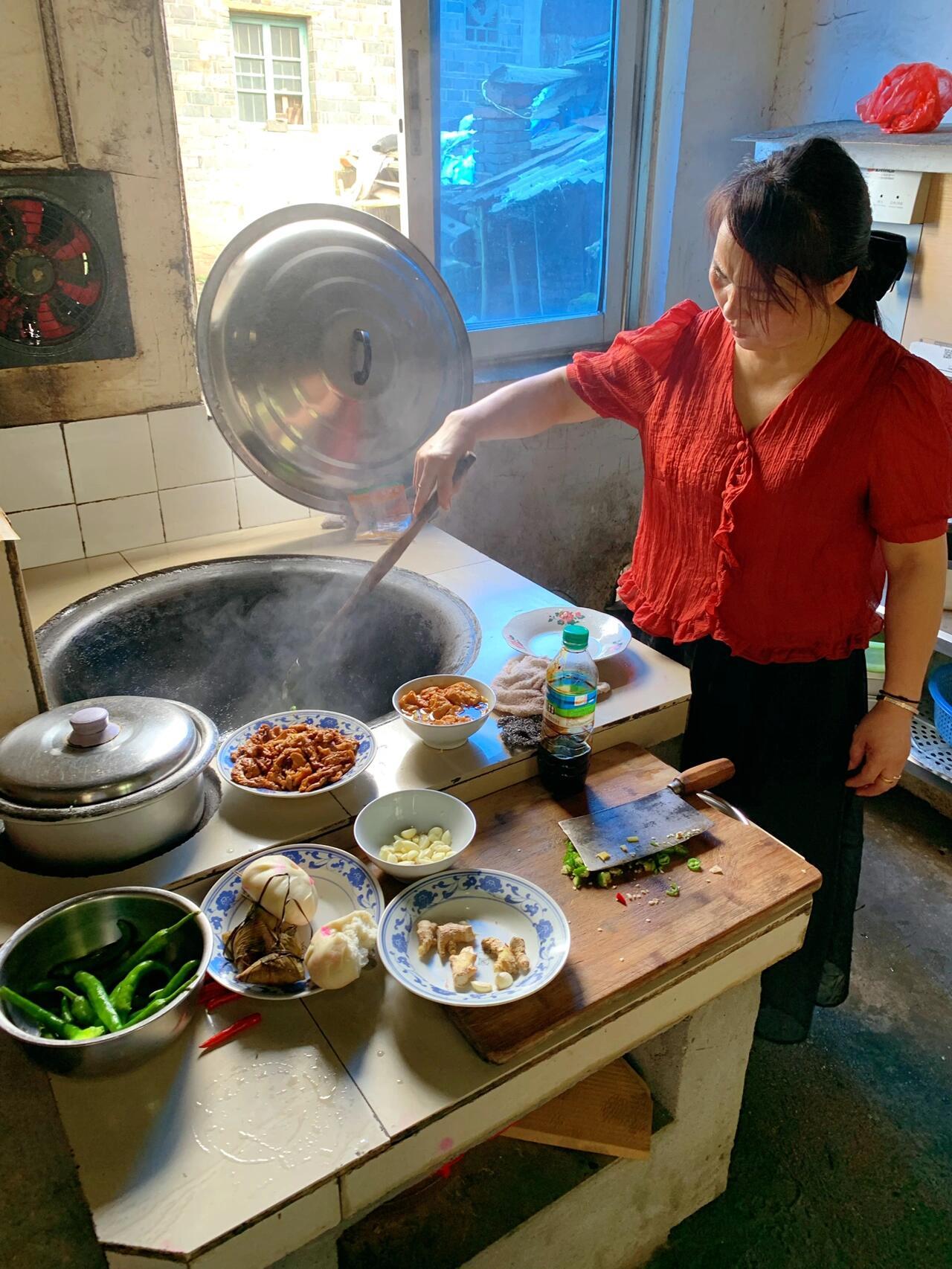 今天去堂姐家做客，我说像这种不是特别亲的亲戚家做客去一个人就可以了，可是老婆和孩