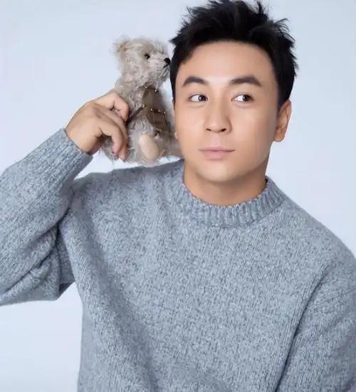 为什么释小龙现在很少拍戏了？
其实原因很简单，
不是因为他没演技了，也不是因为没