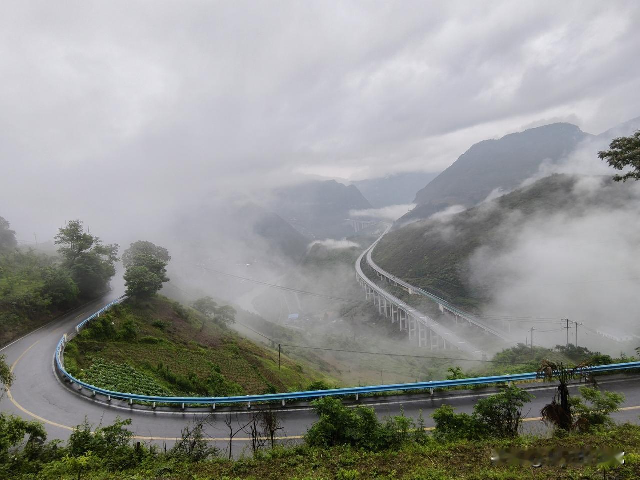 自驾游沿途风景随手拍

从贵州遵义市桐梓县木瓜镇走314县道盘山公路，到羊蹬镇。
