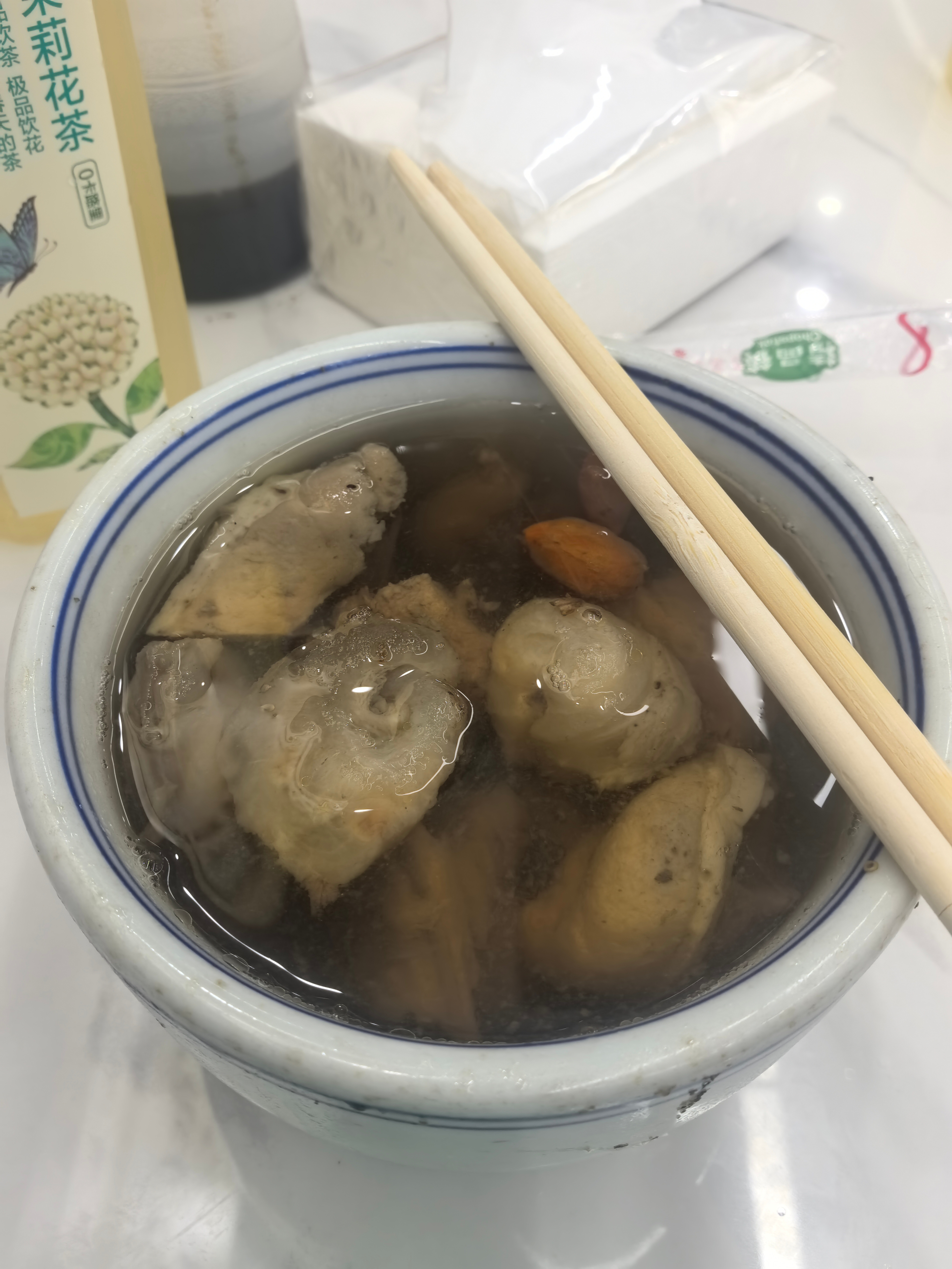 昨晚饭局，来了一个新闻媒体的朋友，全场出口成章，夸夸其谈，把周围人都捧了一遍，大