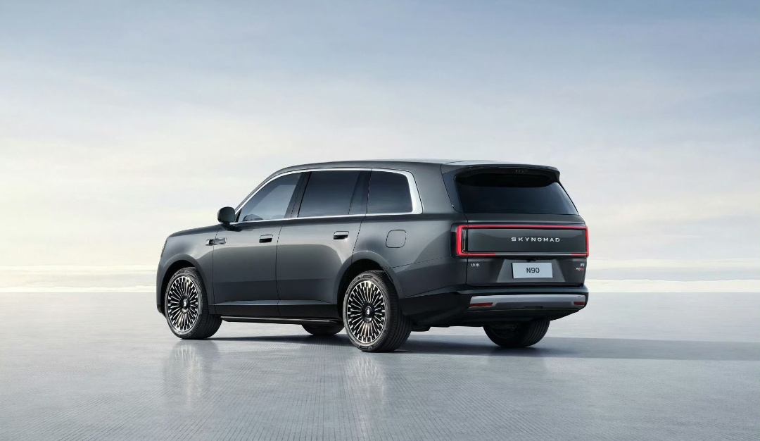 小米鹏程首款SUV N90 Max外观，前脸十字形大灯，中网内嵌“SKYNOMA
