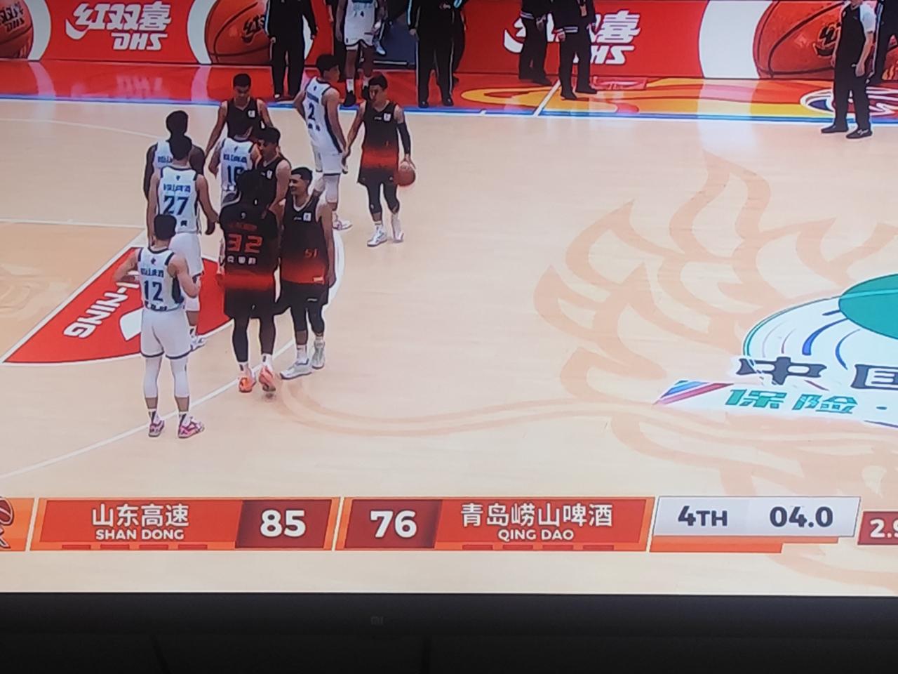 山东高速85：76战胜青岛崂山啤酒，稳居前四。CBA常规赛齐鲁德比，老大哥山东高