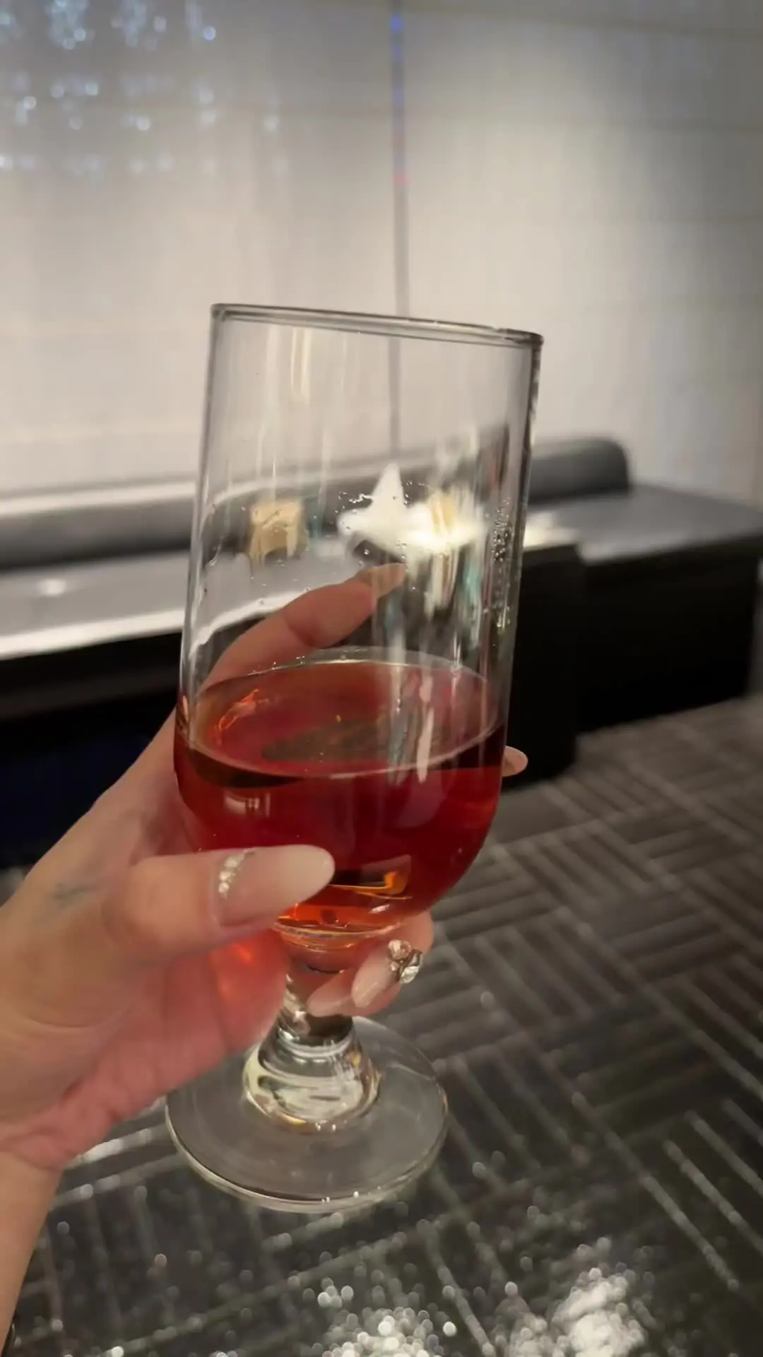 我知道  爱呢 是一把会倾斜的伞
