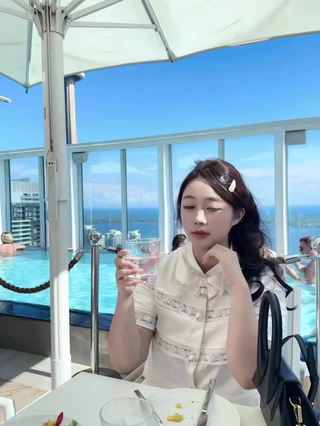 该怎么开口呢 是说天气 还是说好想你