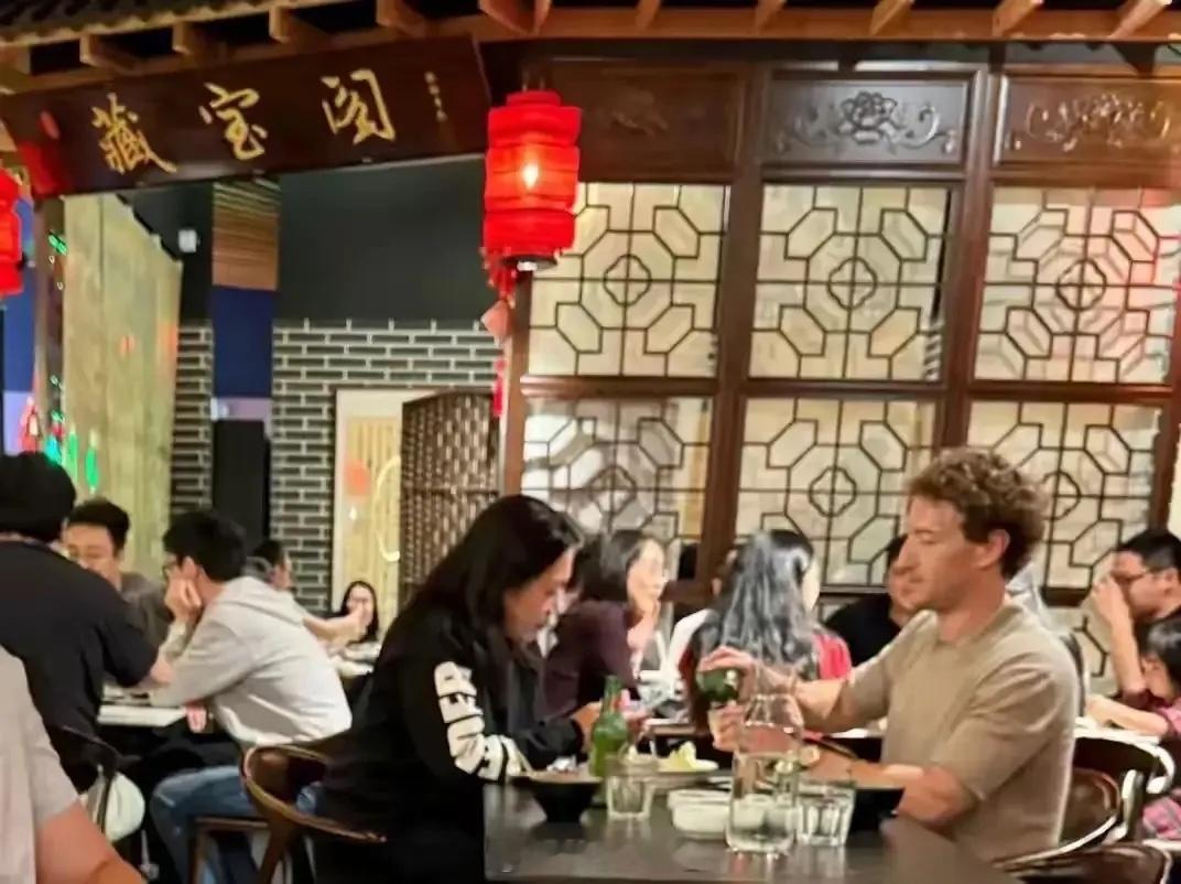 扎克伯格夫妇现身纽约，两个人太会吃，披萨搭配中餐，拿筷子姿势十分熟练。 