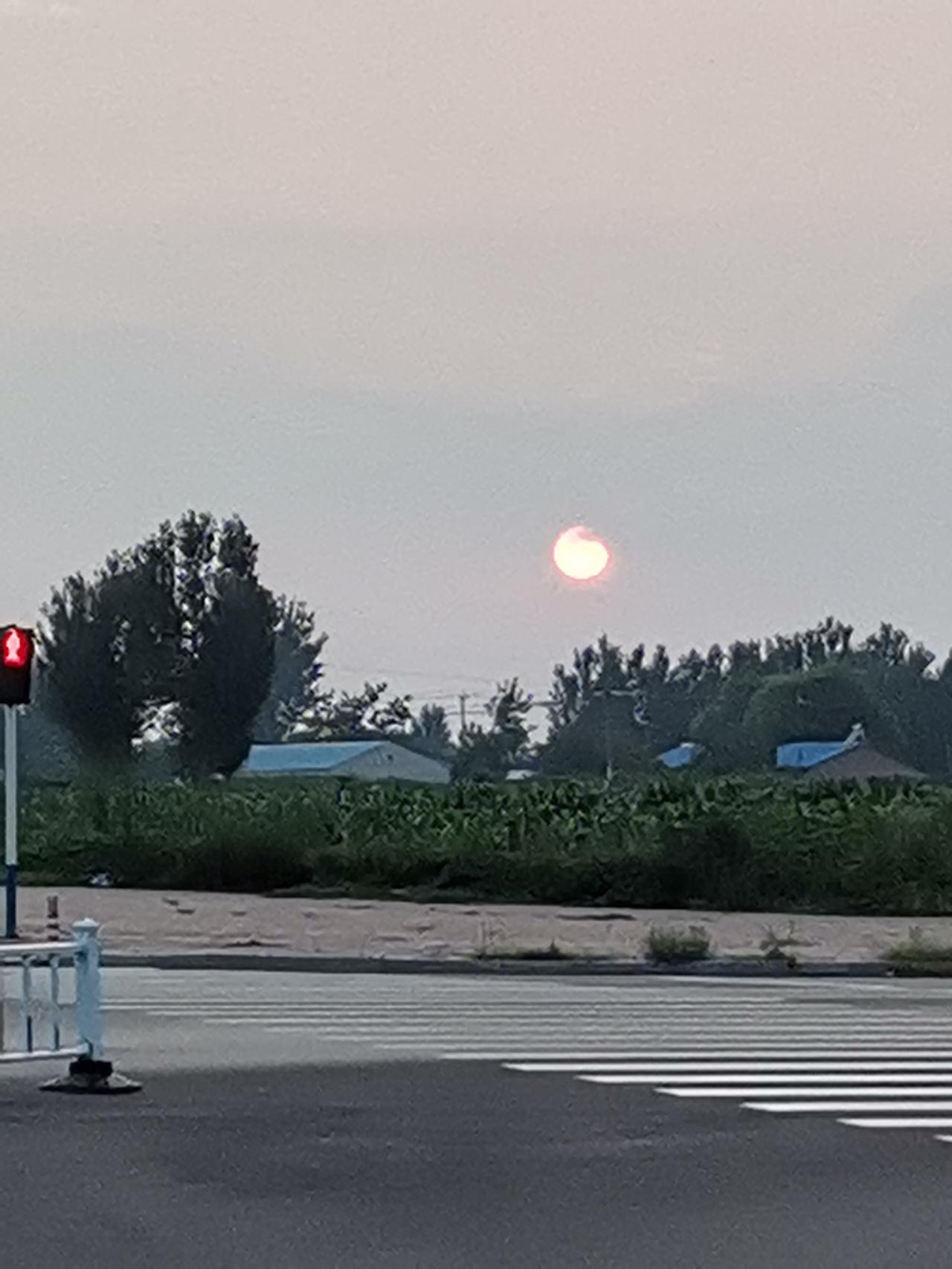 夏日生活打卡季7月26日的黄昏！用7年前买的荣耀9X拍的，手机照相不行，拍出的效
