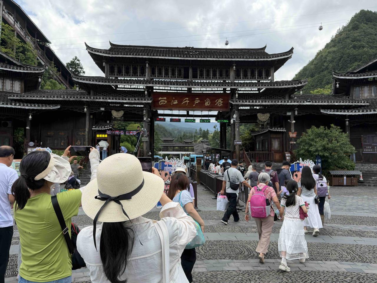 今天上午，我们西安贵州旅游团，来到贵州雷山县的西江千户苗寨参观游玩。
西江千户苗