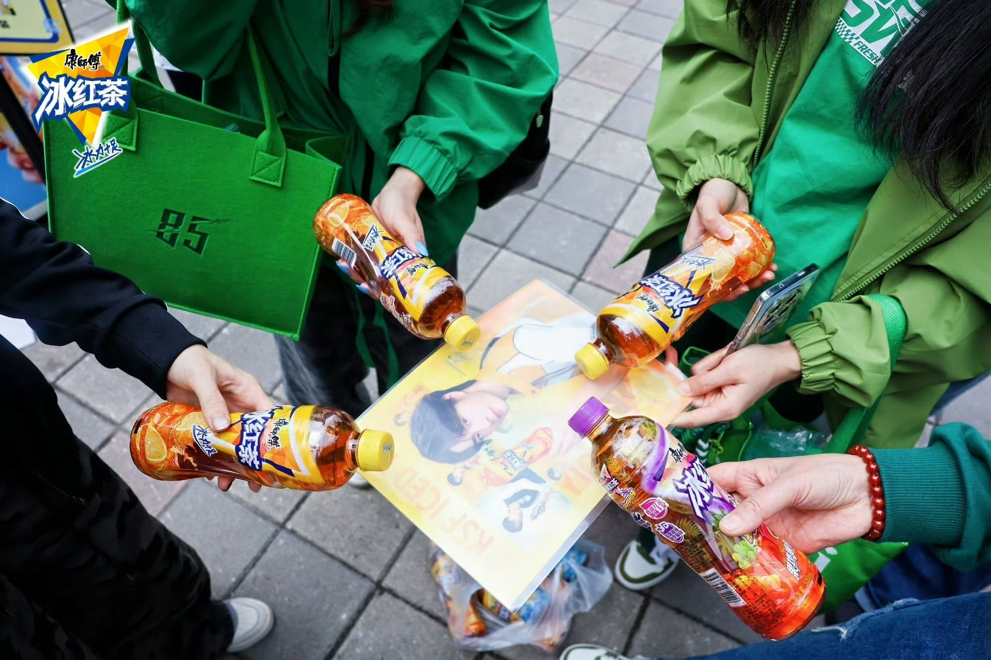 为什么冰红茶依旧好卖 无糖茶饮风头正劲，但这瓶酸甜爽口的“橙色经典”却越战越勇。