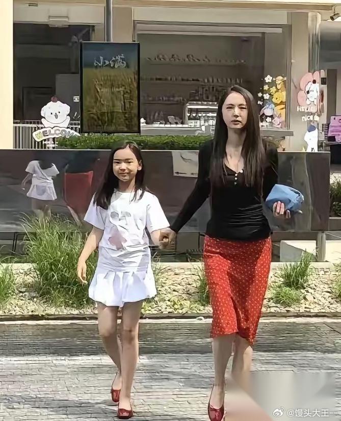 董璇，听我一句劝， 让小酒窝回学校上学吧， 难道你没发现，小酒窝小小年纪已经没了