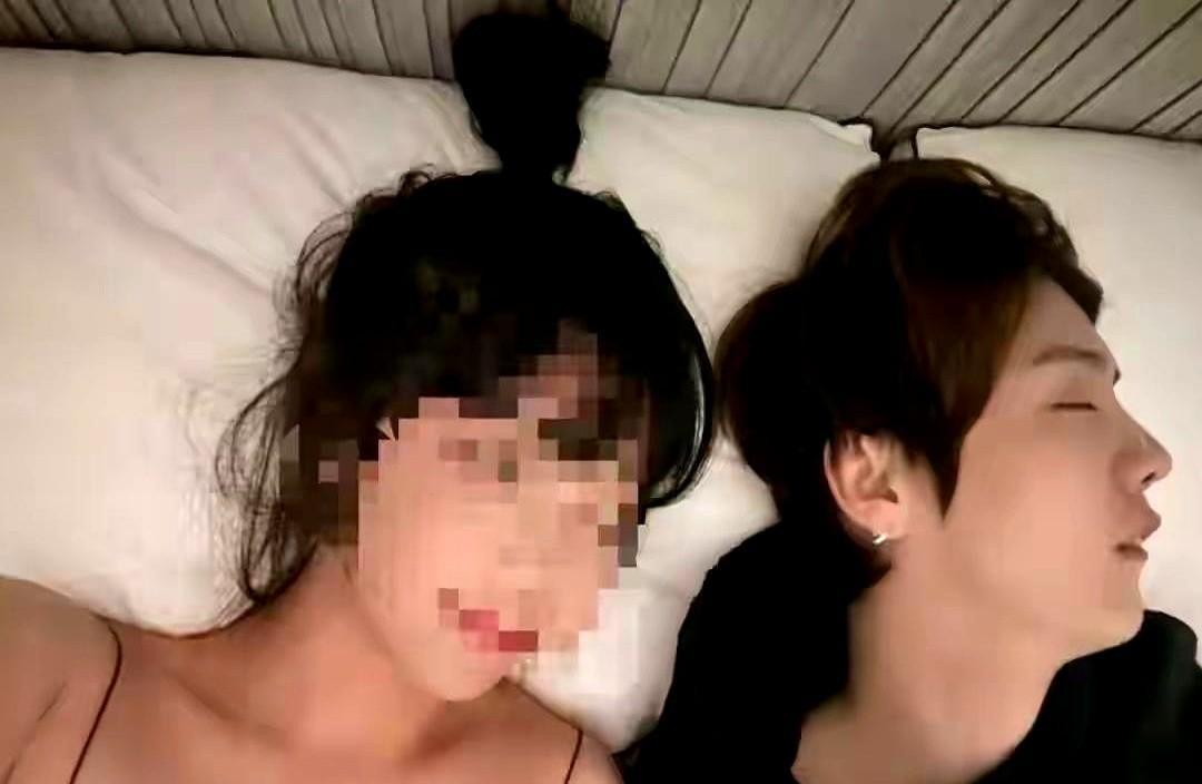 司晓迪一人单挑18位男星，矛头直指鹿晗！
一张亲密照，瞬间引爆全网。
这到底是娱