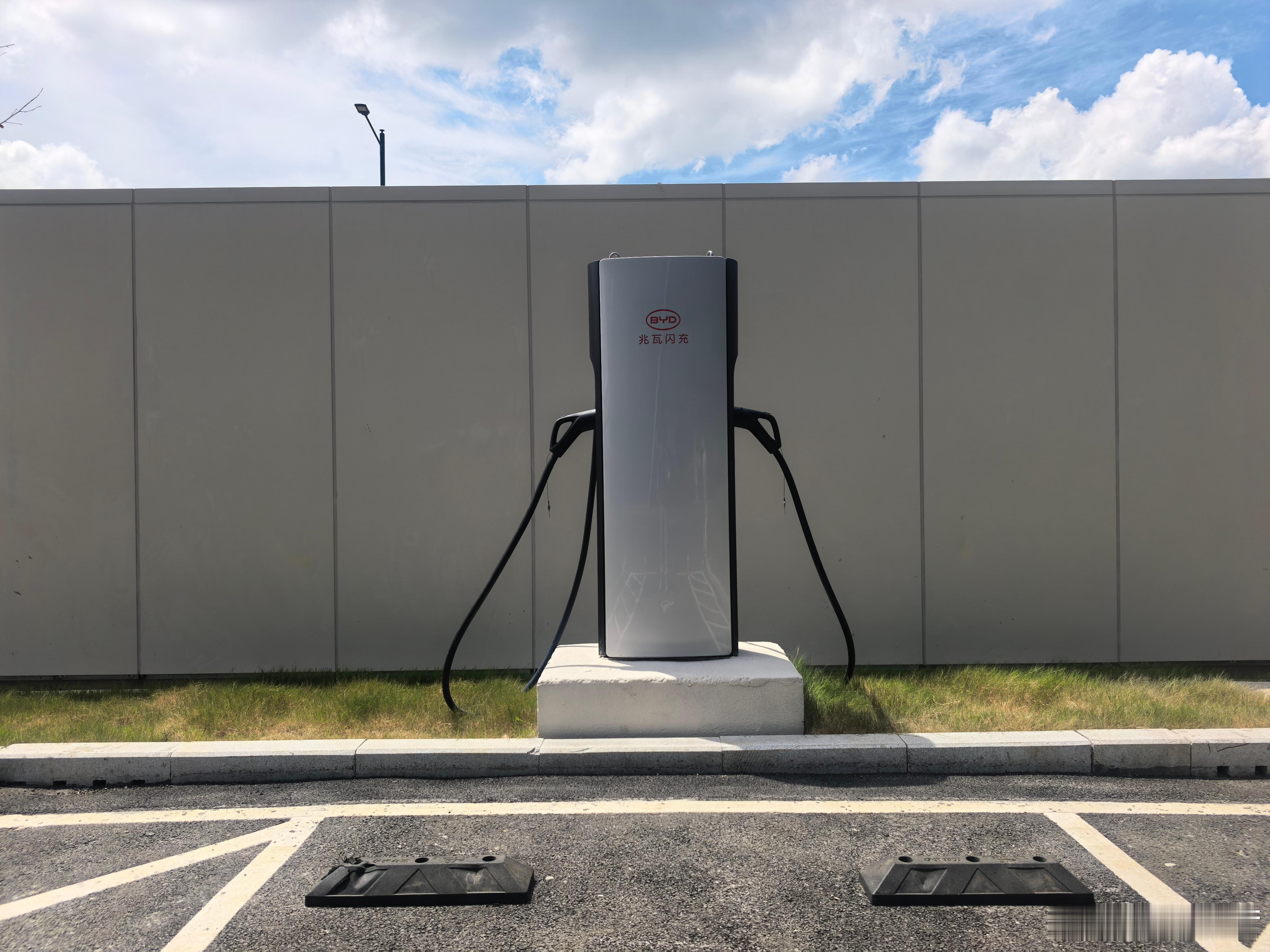 17年刚买电车的时候，60kw的桩都不多，现在1000kw都各处上线了。那时候谁
