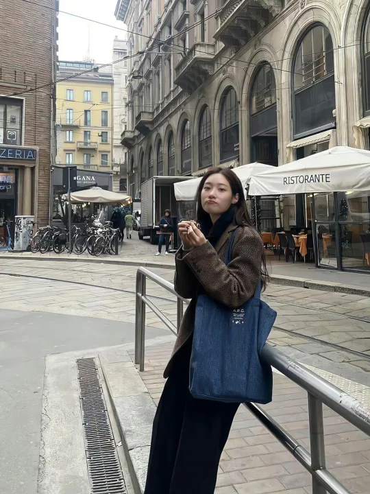 郑采妍早秋穿搭｜韩系简约秋日通勤穿搭