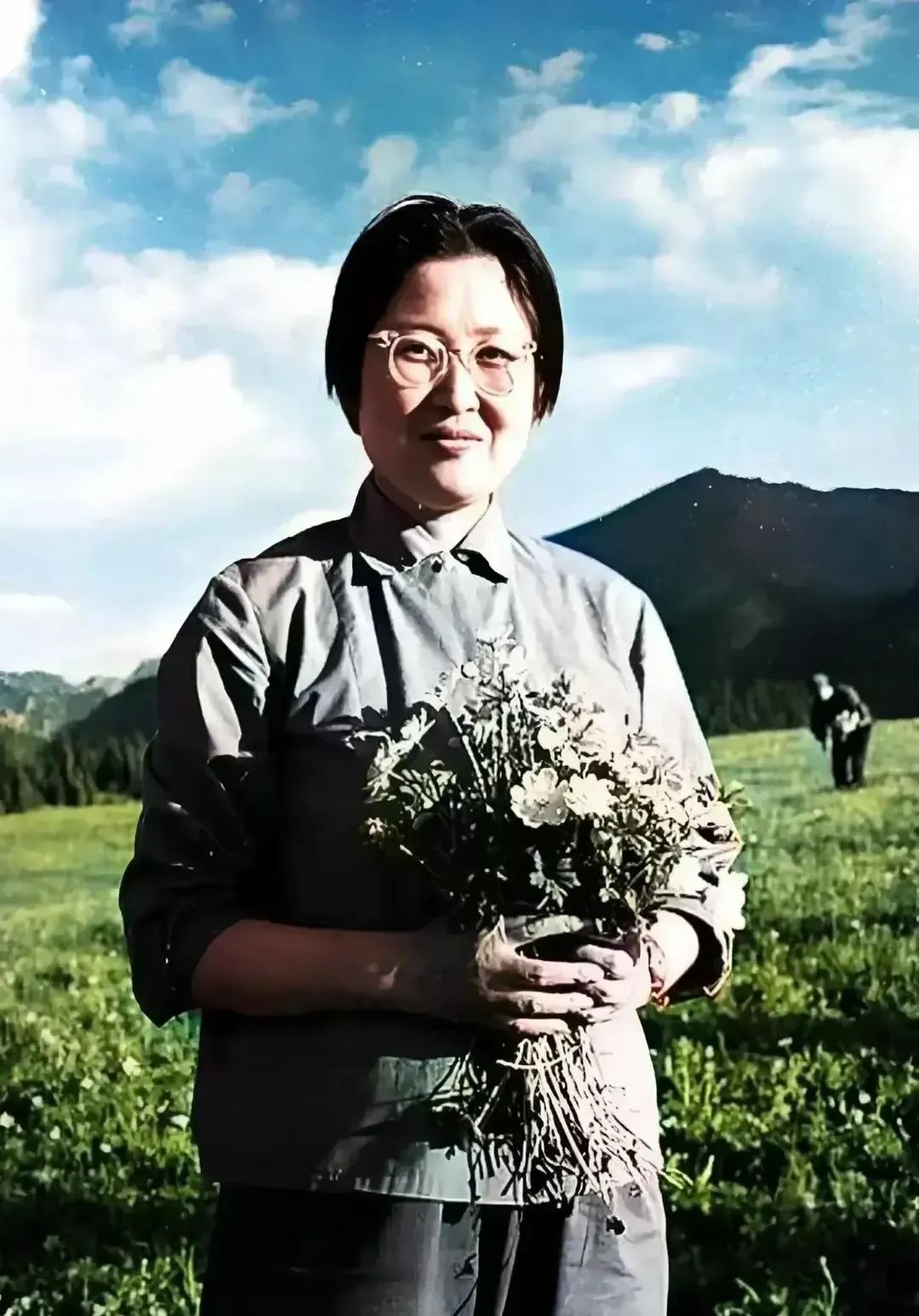 🍀请停留几秒，为伟人点个赞送朵花💐
《毛主席之女李敏的农场时光》
在七零年的