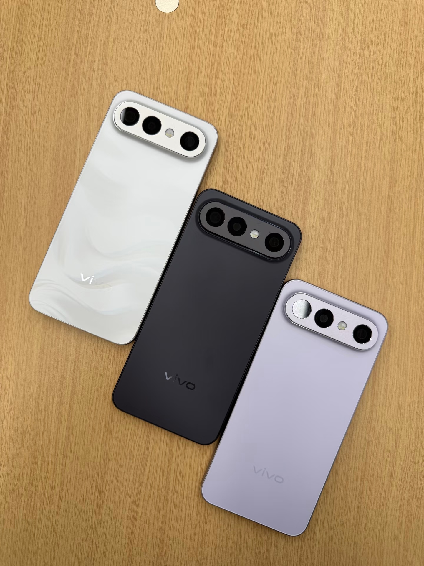 陆续可以在线下看到vivo S50 Pro mini样机了，小尺寸机身，横向镜头